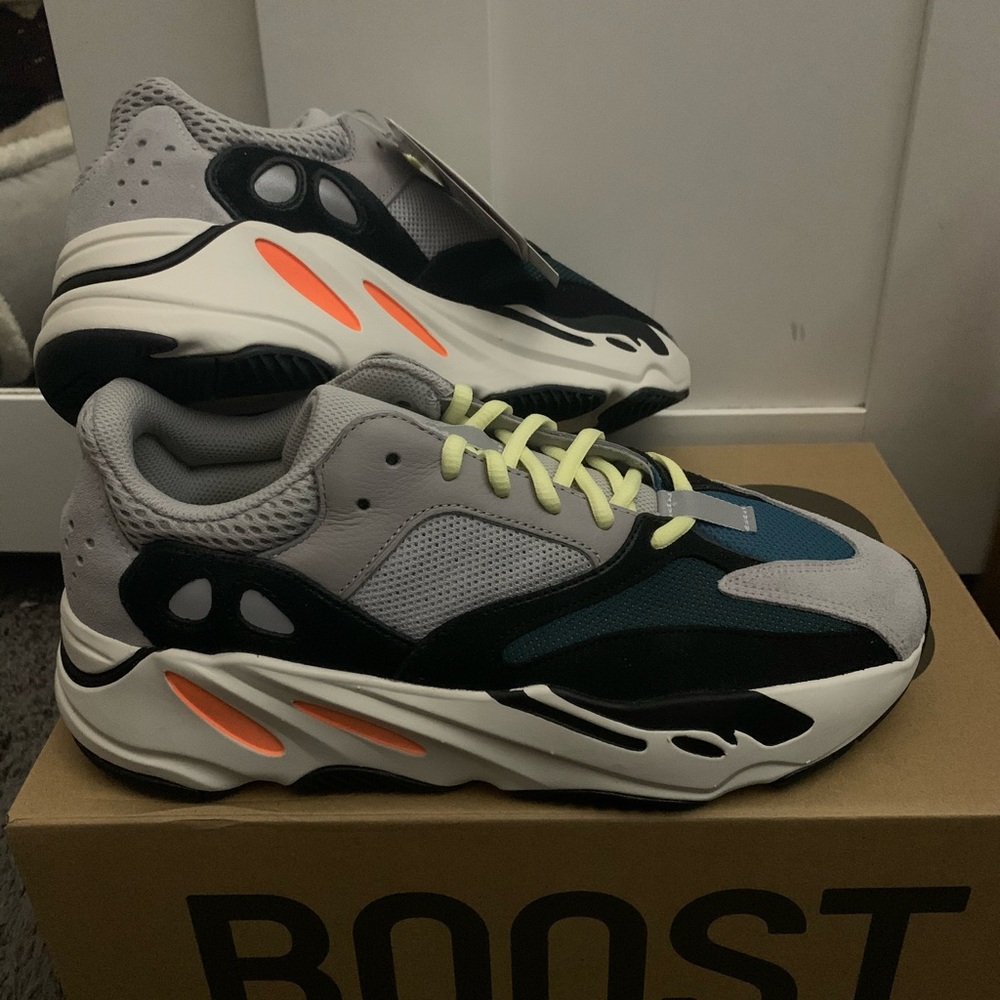 Yeezy boost 700 Wave Runner size 9